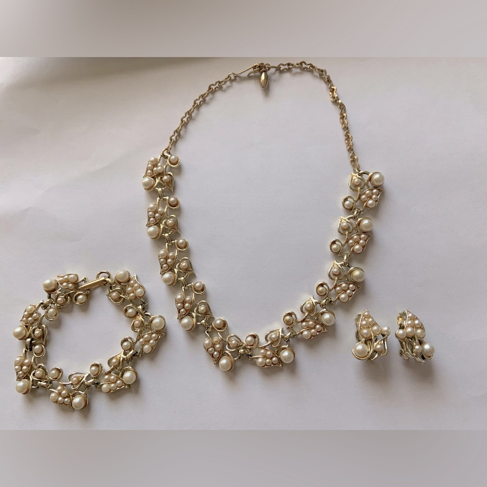 Vintage signed Judy Lee necklace, bracelet, and clip on earrings set.